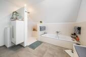Vollbad mit Wanne und Dusche - 