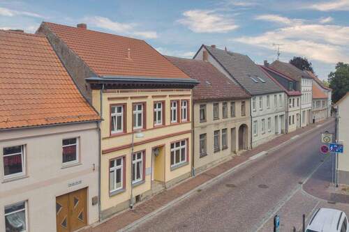 Außenansicht - Arbeiten oder profitieren: Bezugsfreies Bürohaus mit normaler Ausstattung in Penzlin