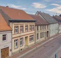 Arbeiten oder profitieren: Bezugsfreies Bürohaus mit normaler Ausstattung in Penzlin