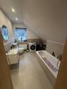 Tageslichtbad mit Wanne etc. - 