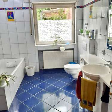 Badezimmer mit Badewanne .. - 