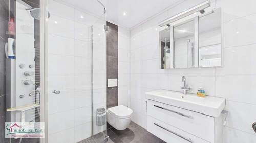 modernes Badezimmer - 