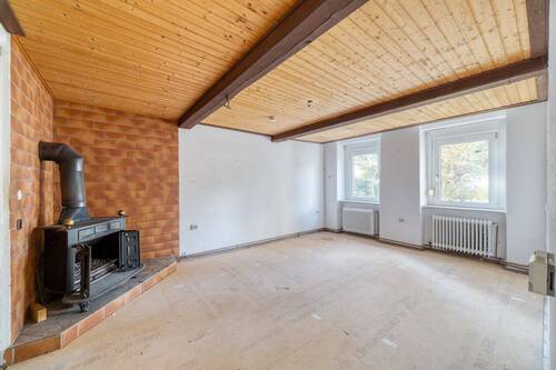 Wohnzimmer mit Kamin und Gartenblick - Altbauwohnung mit Kamin & Gartenblick in Lichterfelde-West (Souterrain, sanierungsbedürftig)