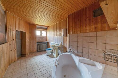 Badezimmer mit Badewanne - 