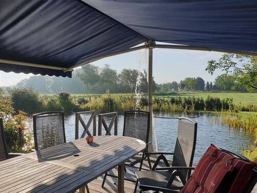 Blick von der Terrasse mit freistehender Markise - 