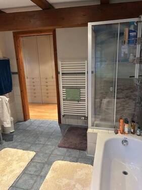 Badezimmer mit Wanne u. Dusche - 