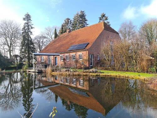 Hausansicht mit Schwimmteich - 7 Zimmer Einfamilienhaus in Stadland