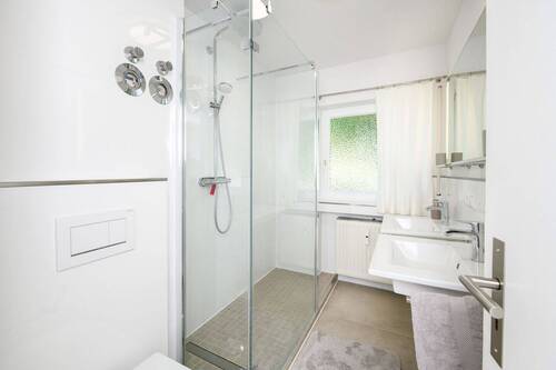 Tageslichtbad mit bodengleicher Dusche - 