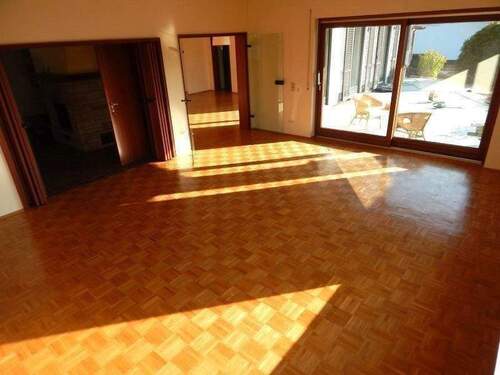 Wohnzimmer mit Blick zur Terrasse - 