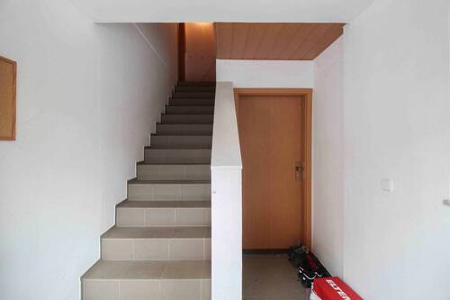 Treppenaufgang - 1 Zimmer Mehrfamilienhaus, Wohnhaus in Staßfurt