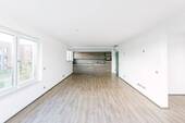 Wohnzimmer mit integrierter Einbauküche - 