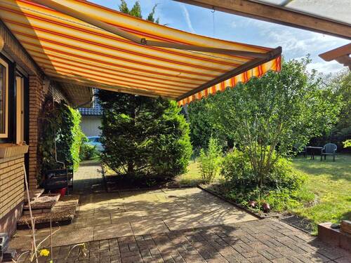 überdachte Terrasse u. Markise beim Nebeneingang der Küche - 