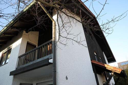 Zugang vorbei an der Terrasse - 7 Zimmer Doppelhaushälfte in Passau