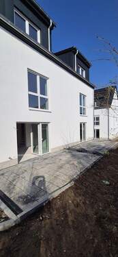 Terrasse mit Grünstreifen - Neubau-Reihenhaus mit Terrasse - 140 m² Familienhaus mit sehr niedrigen Energiekosten (EH-40 + PV)