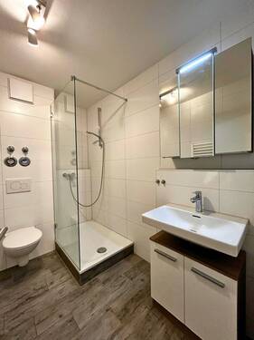Badezimmer - -RESERVIERT- Generalsanierte 2-Zimmer-Wohnung, zentrale Lage, TG-Duplexparker