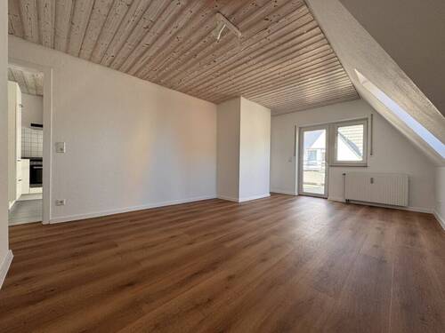 Wohnzimmer - Helle 2,5-Zimmer-DG-Wohnung mit großem Balkon & Homeoffice in der Innenstadt