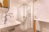 Badezimmer mit ebenerdiger Dusche - 