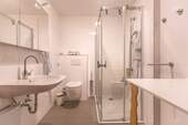 Badezimmer mit ebenerdiger Dusche - 