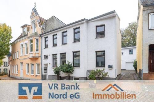 Straßenansicht - 3 Wohneinheiten - 2 Gebäude: Wohnkomplex in Innenstadtnähe