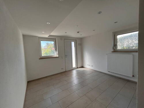 Raum im UG mit Nebeneingang - 