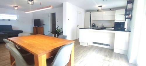 großes Wohn-/Esszimmer mit Küche - 