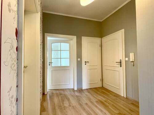 Flur mit Blick zur Wohnungstür/ WC und Zugang Wohnzimmer - 