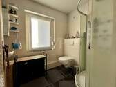 Badezimmer mit Dusche und Wanne - 
