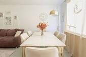 Wohnzimmer mit Marmoresstisch - Provisionsfrei! Modernisiert und bezugsfrei-bereit! 2- Zimmerwohnung mit Sonnenbalkon