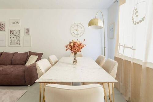 Wohnzimmer mit Marmoresstisch - Provisionsfrei! Modernisiert und bezugsfrei-bereit! 2- Zimmerwohnung mit Sonnenbalkon