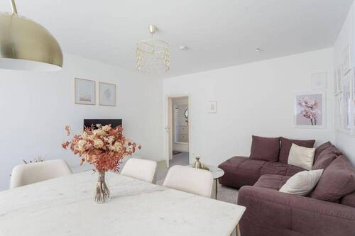 Wohnzimmer Richtung Flur - 2 Zimmer Etagenwohnung zum Kaufen in Berlin