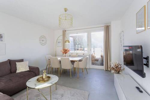 Wohnzimmer Richtung Balkon - 2 Zimmer Etagenwohnung in Berlin