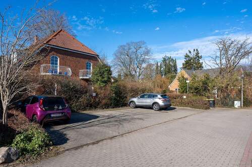 Zugehörige Stellplätze vor dem Mehrfamilienhaus - 