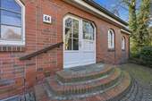 Eingang zum Mehrfamilienhaus - Etagenwohnung mit 42,80 m&sup2; in Malente zum Kaufen