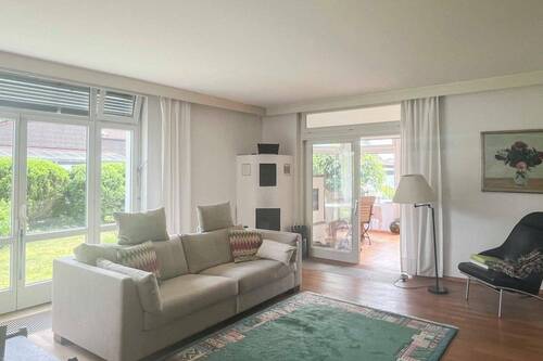 Wohnzimmer mit Blick zum Wintergarten - 