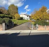 Kernsaniertes Zweifamilienhaus mit großem Grundstück, Garage und Garten in Obernburg am Main