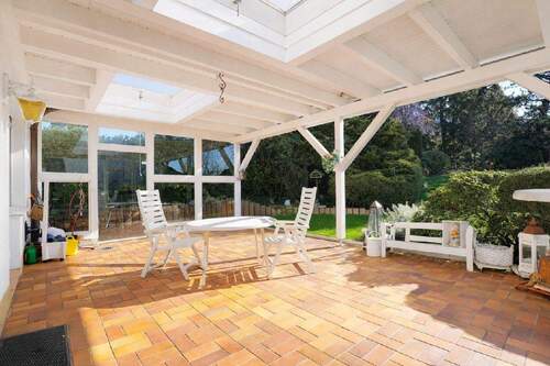 Blick auf die große und überdachte Terrasse - 1 Zimmer Mehrfamilienhaus, Wohnhaus in Hagen