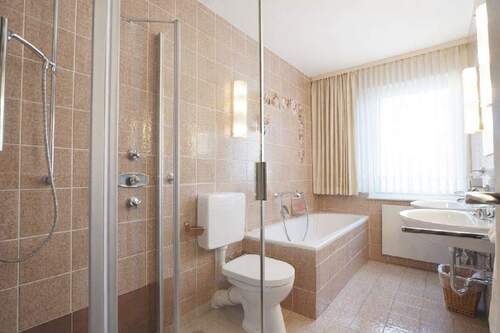 Das Bad mit Glasdusche im EG - 