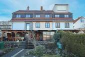 Rückansicht - Renovierungsbedürftiges Reihenmittelhaus mit Terrasse und Stellplatz - 5 Zimmer auf ca. 70 m²