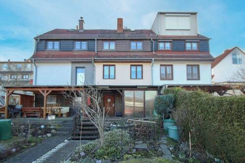 Rückansicht - Renovierungsbedürftiges Reihenmittelhaus mit Terrasse und Stellplatz - 5 Zimmer auf ca. 70 m²