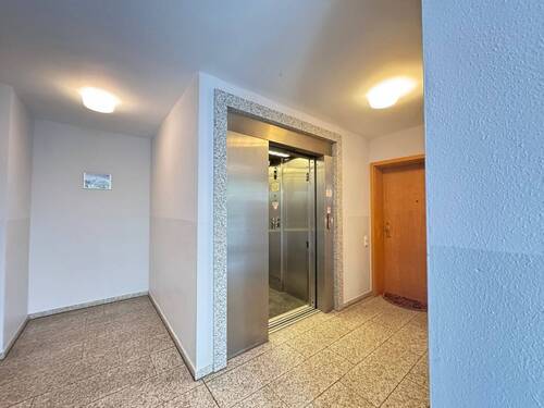 Hausflur mit Aufzug - 