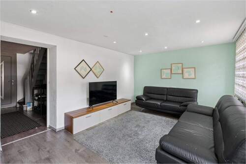 Wohnzimmer - 7 Zimmer Einfamilienhaus zum Kaufen in Illertissen/Tifenbach
