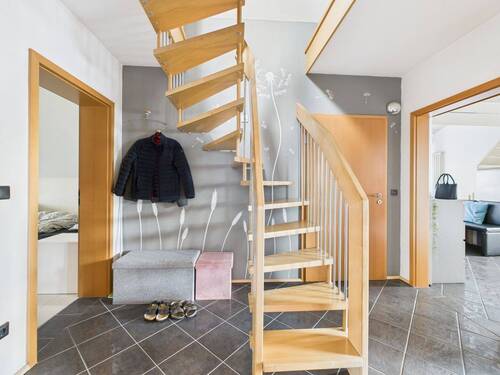 Flur / Diele Dachgeschoss und Treppe in den Dachspeicher - 