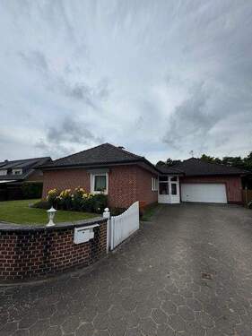 Grundstückseinfahrt - Großzügiger und außergewöhnlicher gepflegter Bungalow in Toplage Alt-Stuhr Nähe Biotop