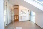 Tageslichtbadezimmer OG - 