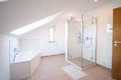 Tageslichtbadezimmer OG - 