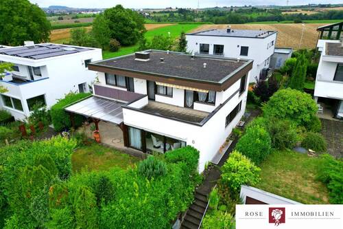 Drohnenansicht Süd-Ost - Gepflegtes freistehendes Einfamilienhaus mit Einliegerwohnung, Sauna und Garten in Leutenbach