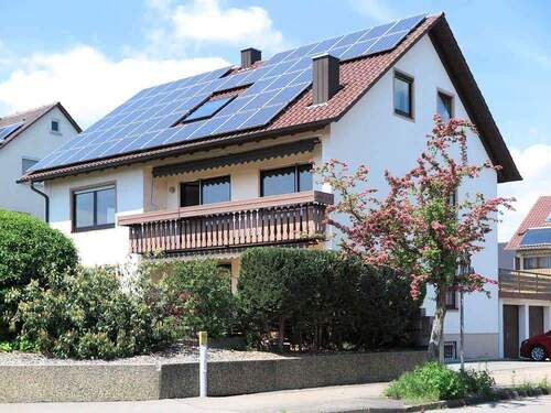 Ansicht Südwest - Langenau Ortsrand gepflegte 3-Zi.-Etagenwohnung im OG mit Balkon, EBK, Garage, Stellpl. + Kaminofen