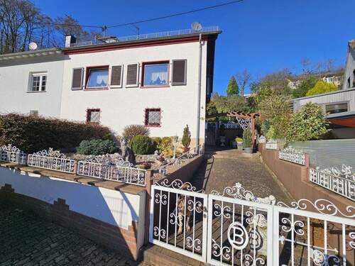 1.JPG - Wohnhaus in ruhiger Lage mit schönem Garten