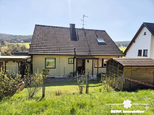 Rückansicht vom Feld - KI bearbeitet - 5 Zimmer Einfamilienhaus zum Kaufen in Sulzbach am Main / Soden