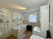 Großes Badezimmer mit Fenster - Etagenwohnung mit 105,30 m² in Bad Aibling zur Miete